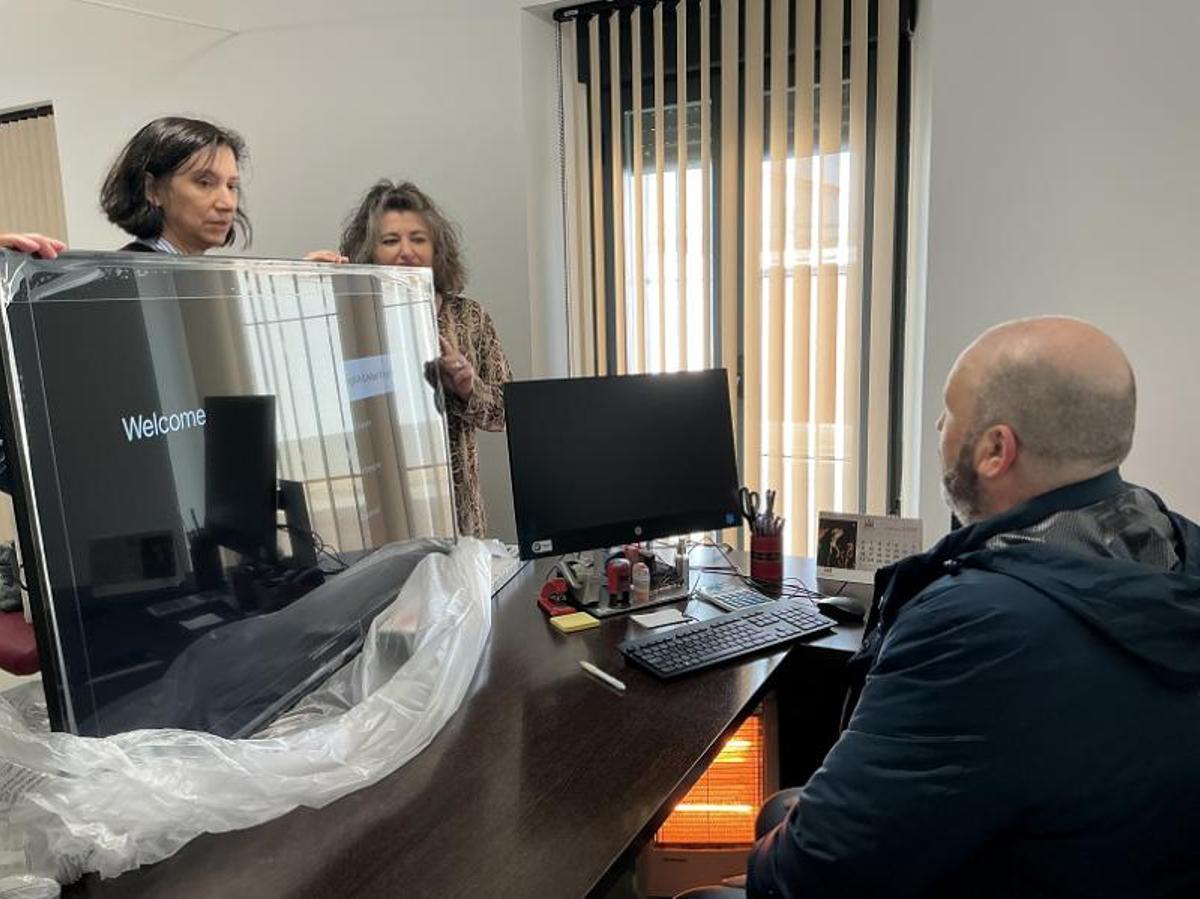 Visita de los responsables de los diseños de los espacios y de personal técnico del Servicio Provincial de Bibliotecas.