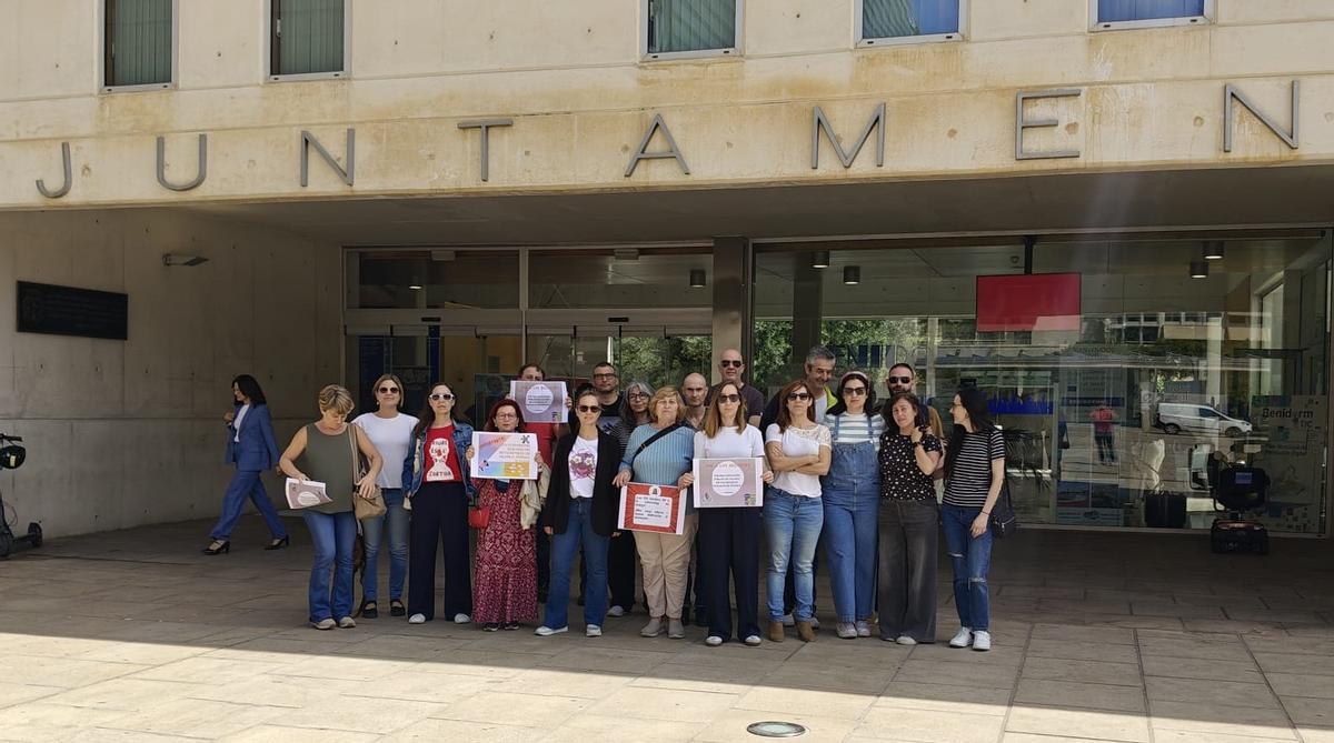 La protesta en el exterior del Ayuntamiento de Benidorm.