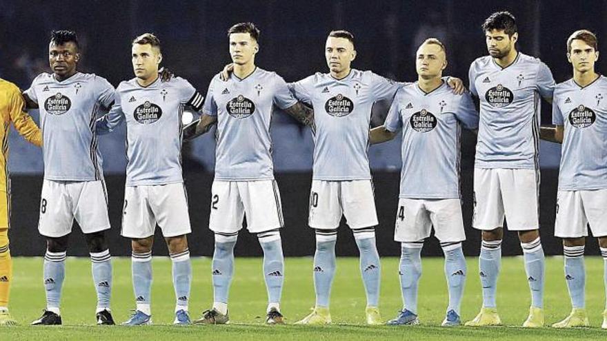 Un once del Celta de Vigo posa antes de un partido en el estadio de BalaÃ­dos.