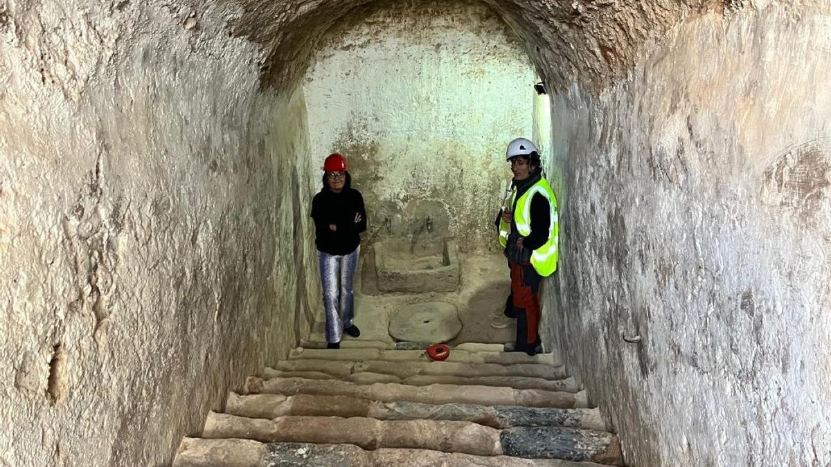 La concejala y el arqueólogo en la entrada.