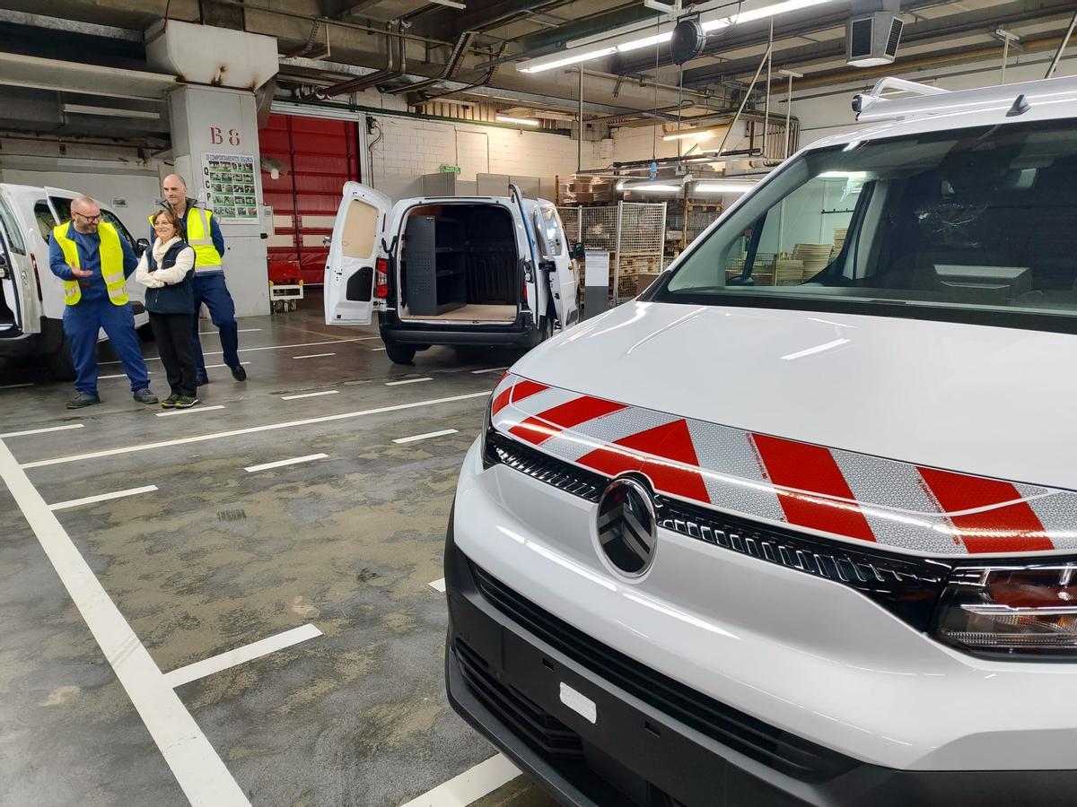 Algunas de las furgonetas preparadas en el taller CustomFit de Stellantis Vigo
