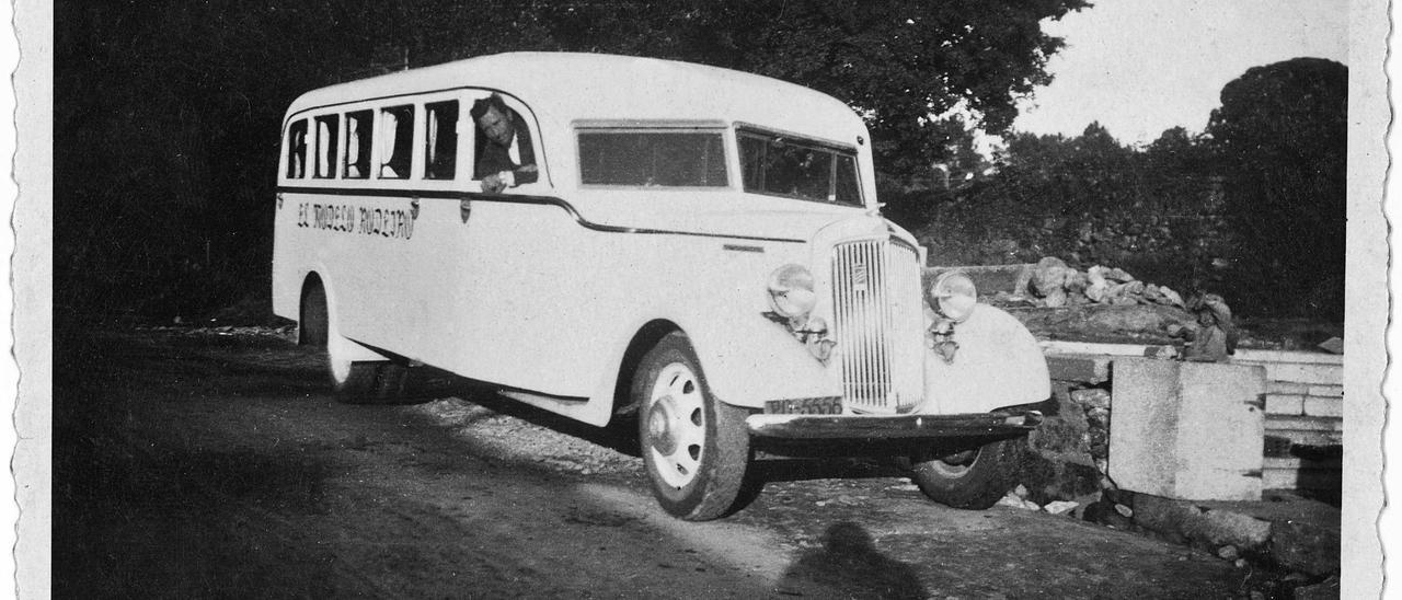 Un dos autobuses de 
‘El Modelo de Rodeiro’ en 
1938.  | // ARQUIVO CONCELLO DE TEO