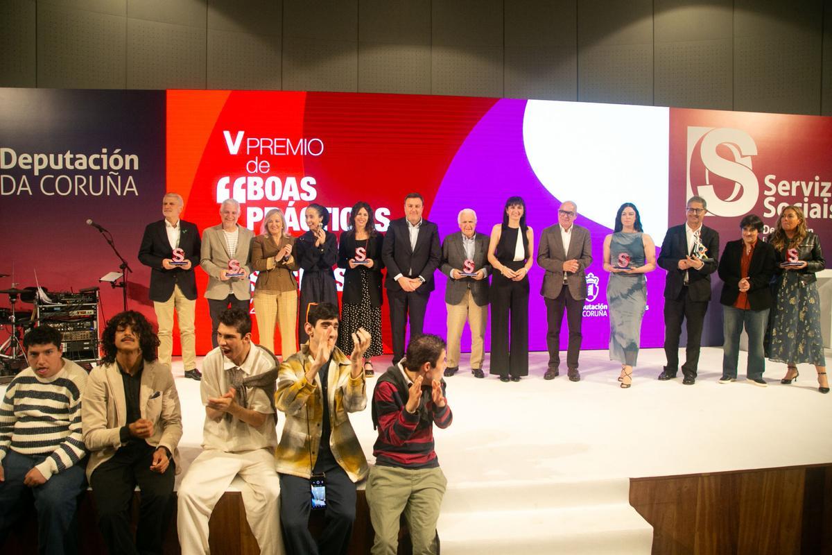 Fotografía de familia en la entrega de los V Premios Boas Prácticas de Servizos Sociais de la Diputación de A Coruña, este viernes, en Palexco.