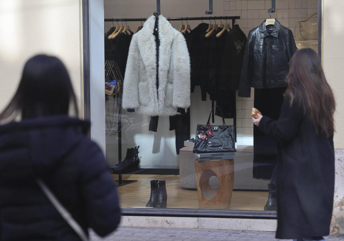 Dos clientas ante un comercio de ropa durante la pasada campaña navideña en València