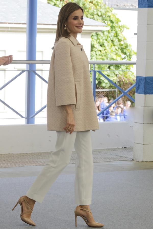 Letizia Ortiz en Galicia con abrigo de Uterqüe y zapatos de Magrit