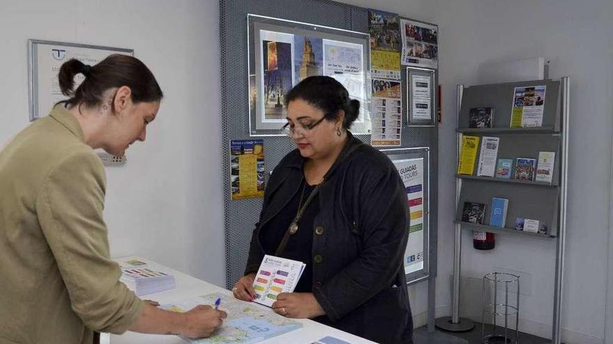 Una visitante recibe información en la Oficina de Turismo municipal de la plaza de María Pita.