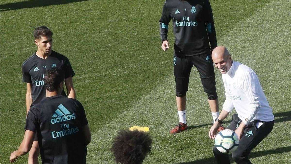 Zidane participa en un rondo con Benzema, Asensio, Varane y Marcelo