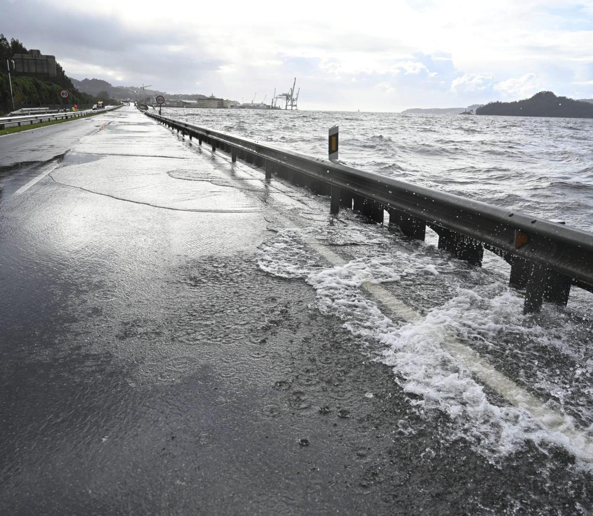 Una de las numerosas inundaciones registradas en la autovía de Marín este año.