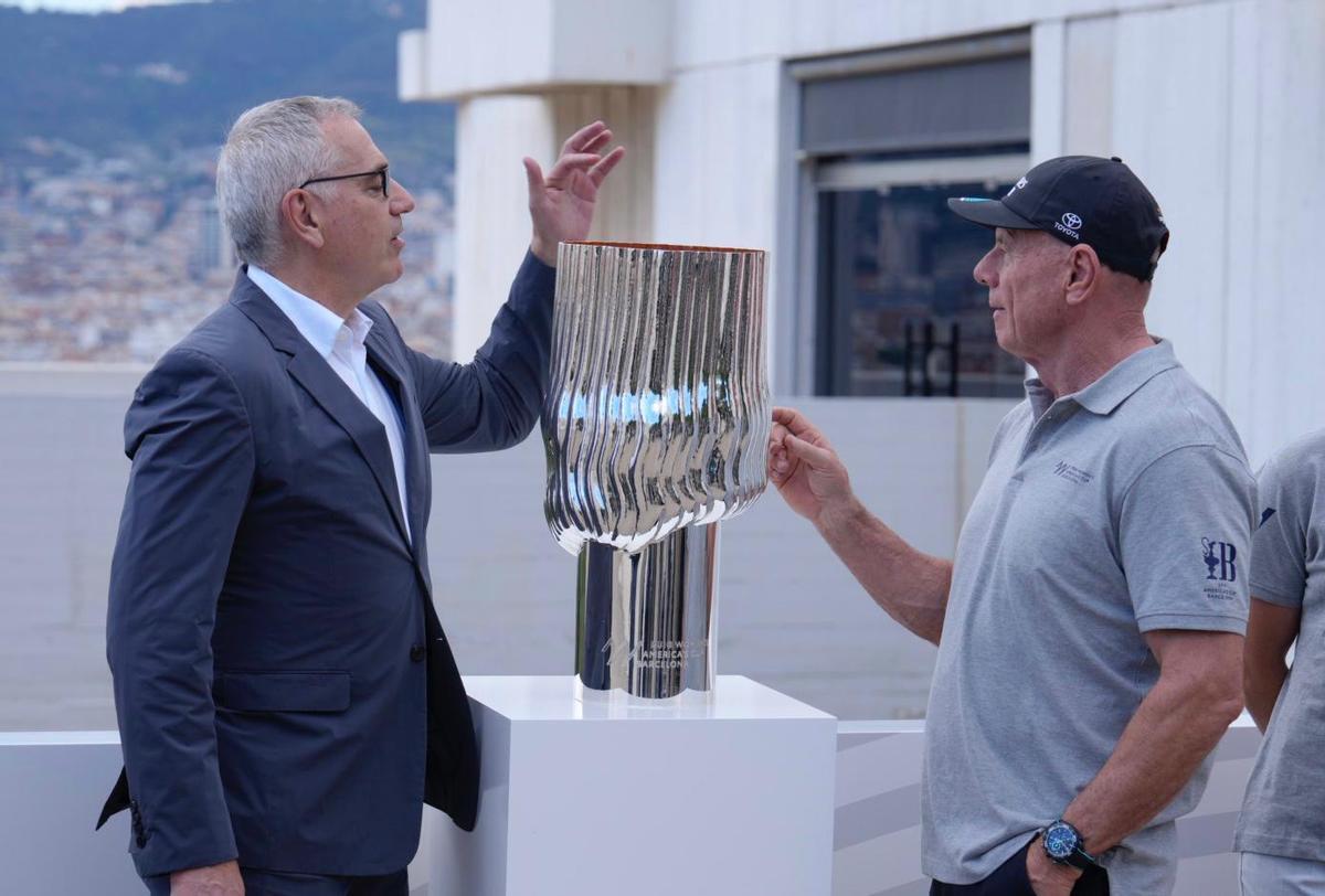 El director ejecutivo de Puig, Marc Puig (izquierda), junto al director ejecutivo de America's Cup Event (ACE), Grant Dalton, junto al trofeo de la Puig Women's America's Cup.