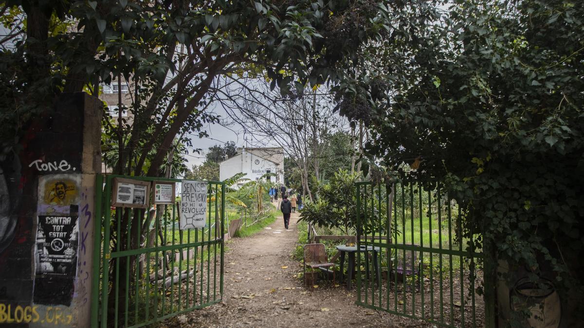 Desalojo y cargas policiales en un casal okupa en Benimaclet