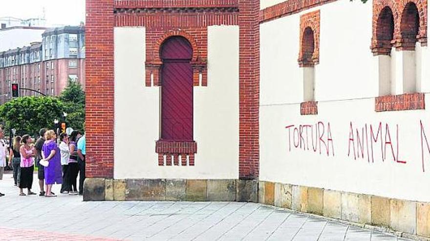 Pintadas antitaurinas afean la fachada de El Bibio