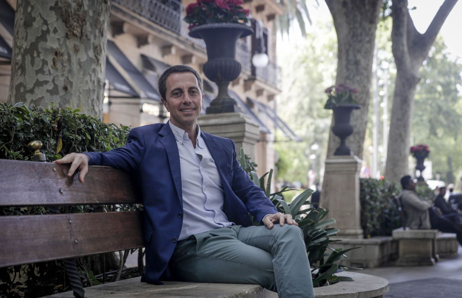 El candidato del Partido Popular al Consell, Llorenç Galmés, en el Passeig del Born de Palma. 