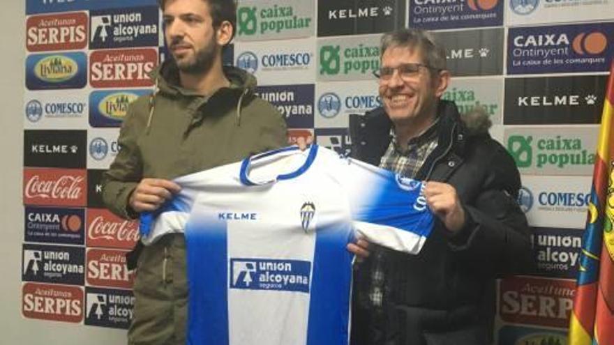 Mario Arques, ayer, sostiene la camiseta con el presidente Juan Serrano.