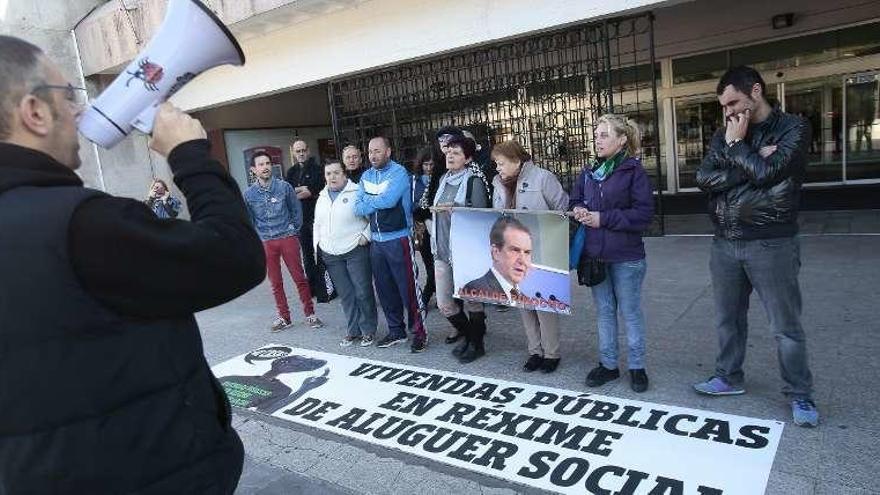 Un grupo de personas protestó en Praza do Rei. // A. Irago