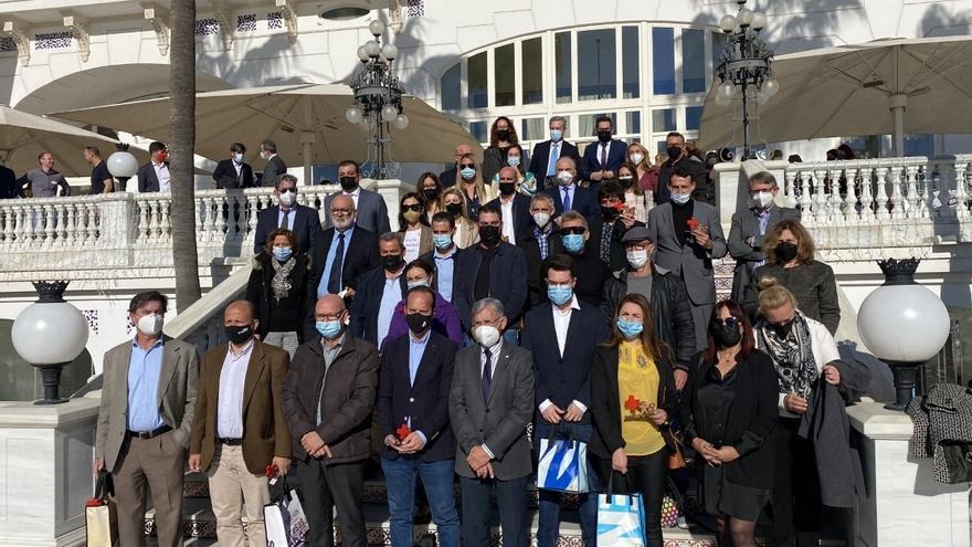 Foto de familia de los premiados por Cruz Roja Málaga