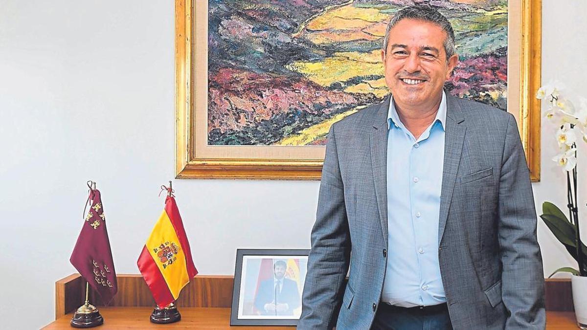 El consejero Joaquín Buendía atiende a La Opinión en su despacho de la Consejería de Agricultura en Murcia.