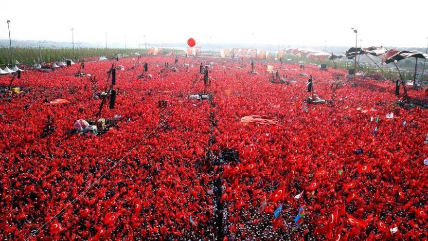 La concentración de apoyo a Erdogan cubrió Estambul con una marea de banderas turcas.