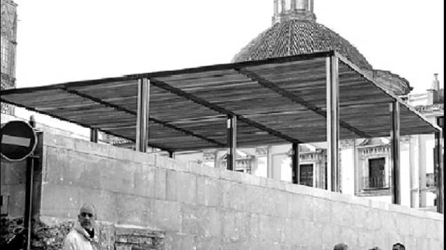 perspectiva desde la calle almudín

. La pérgola de madera tapa la visión de la Basílica recién restaurada.