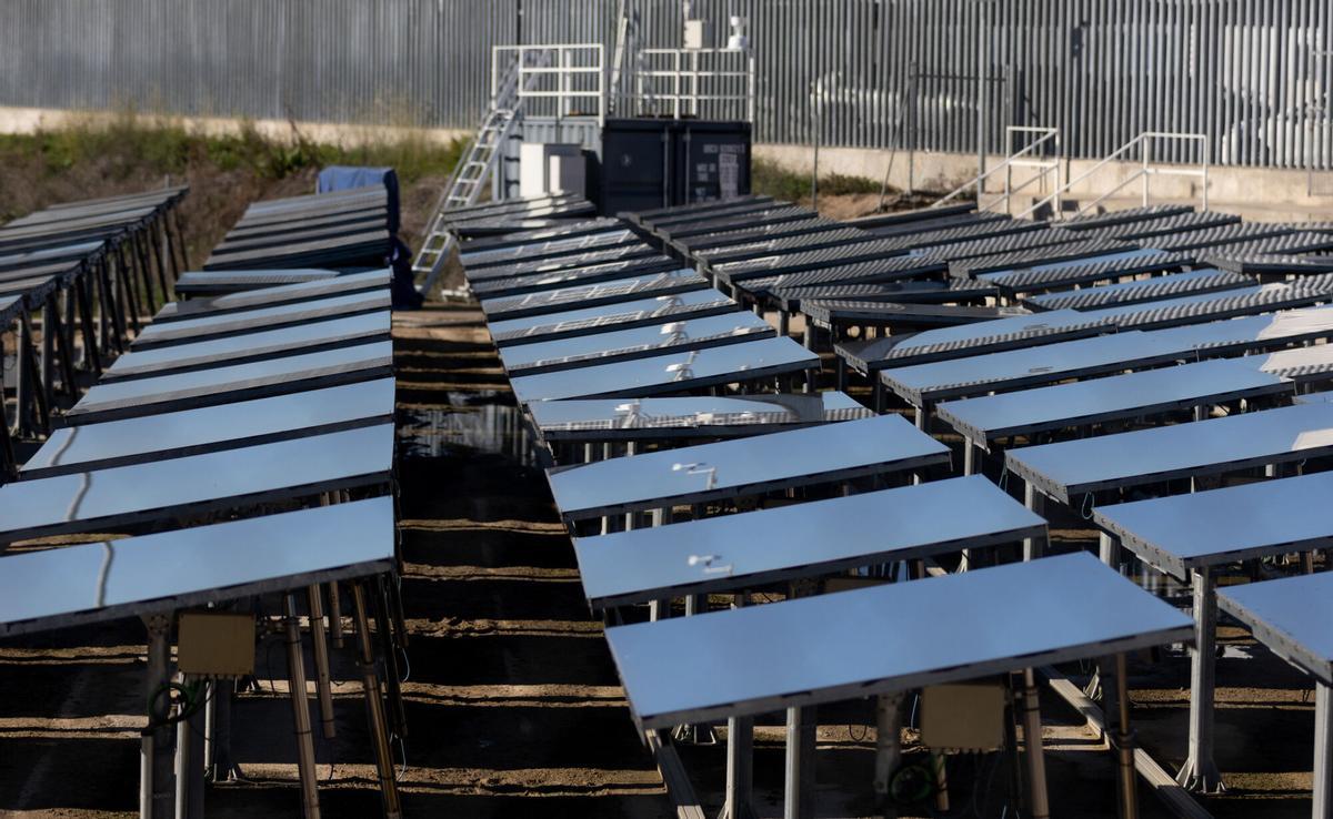 Un conjunto de placas solares. El Gobierno de Madrid ha pedido al Ejecutivo central auditar las declaraciones de impacto ambiental de macroplanras solares en la región.