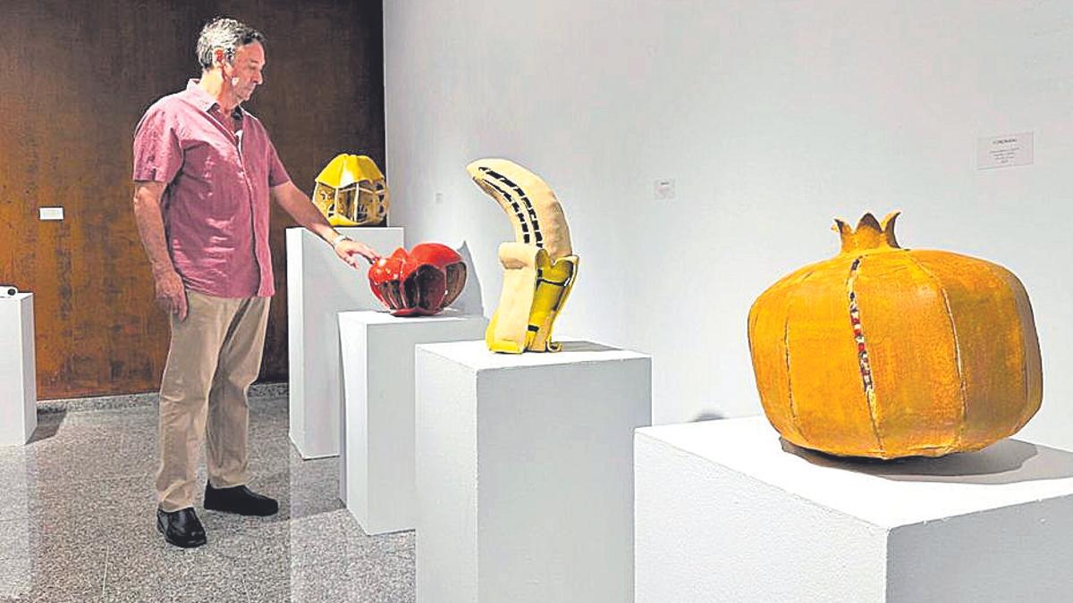 José Carlos Izquierdo con algunas de sus obras en la sala Dora Catarineu.