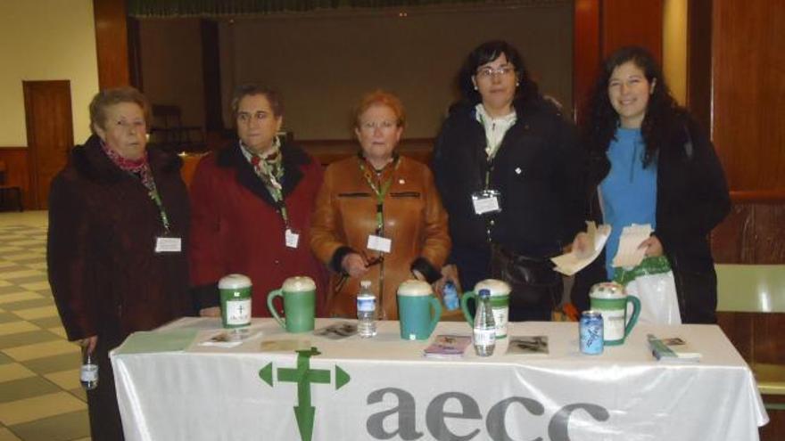 Las representantes de la Asociación en una de las mesas de entrega de donativos.