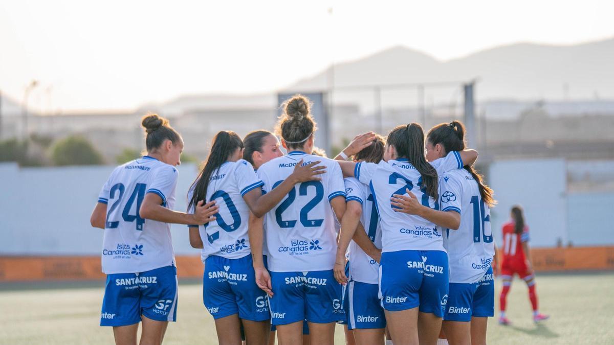Jugadoras del Costa Adeje, en el San Ginés.