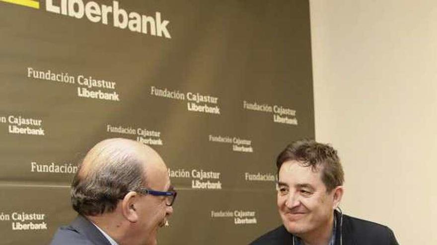 César Menéndez, de la Fundación Cajastur-Liberbank, con el director del Instituto Cervantes, el poeta Luis García Montero, ayer, en Gijón.