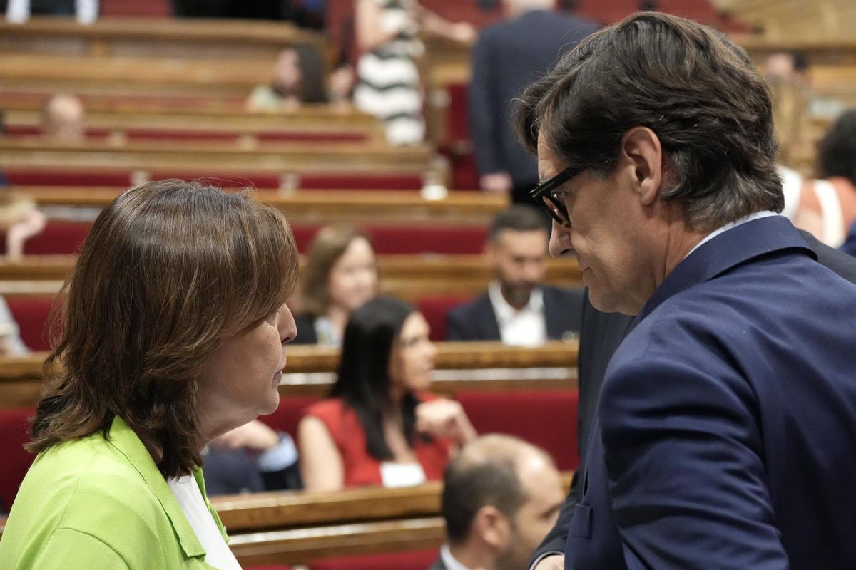 El president de la Generalitat, Salvador Illa, conversa con la consellera de Territori y portavoz del Govern, Sílvia Paneque, antes de empezar el pleno.