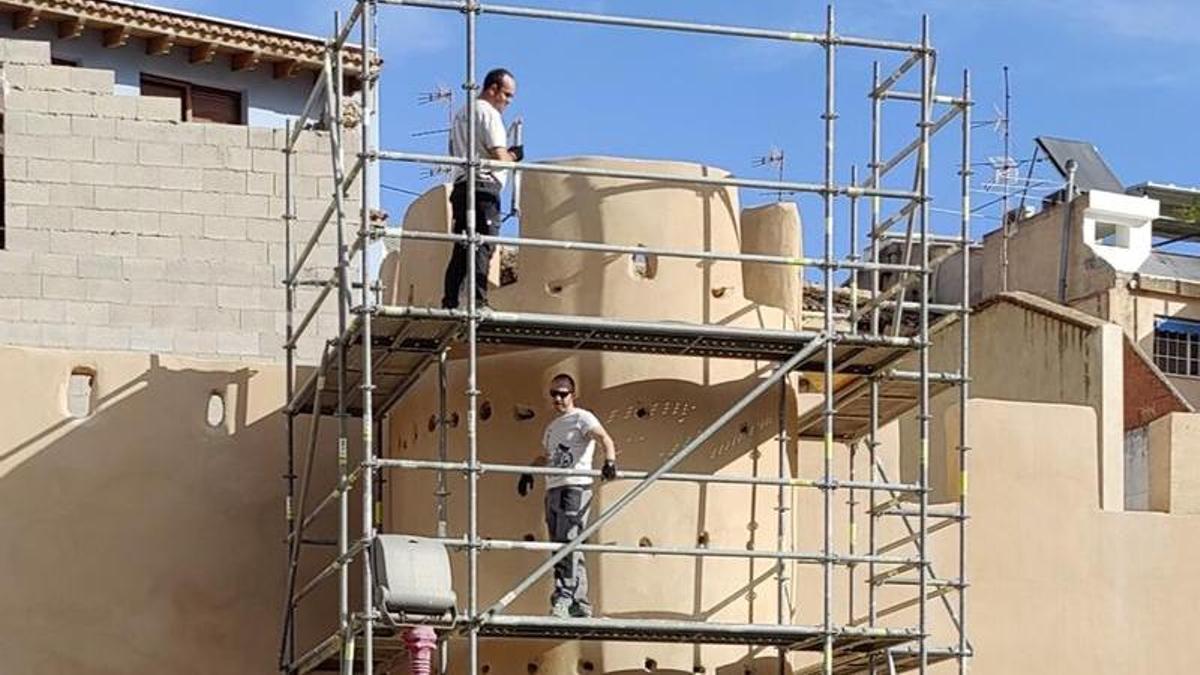 Instalación del sistema de andamiaje alrededor de la torre.