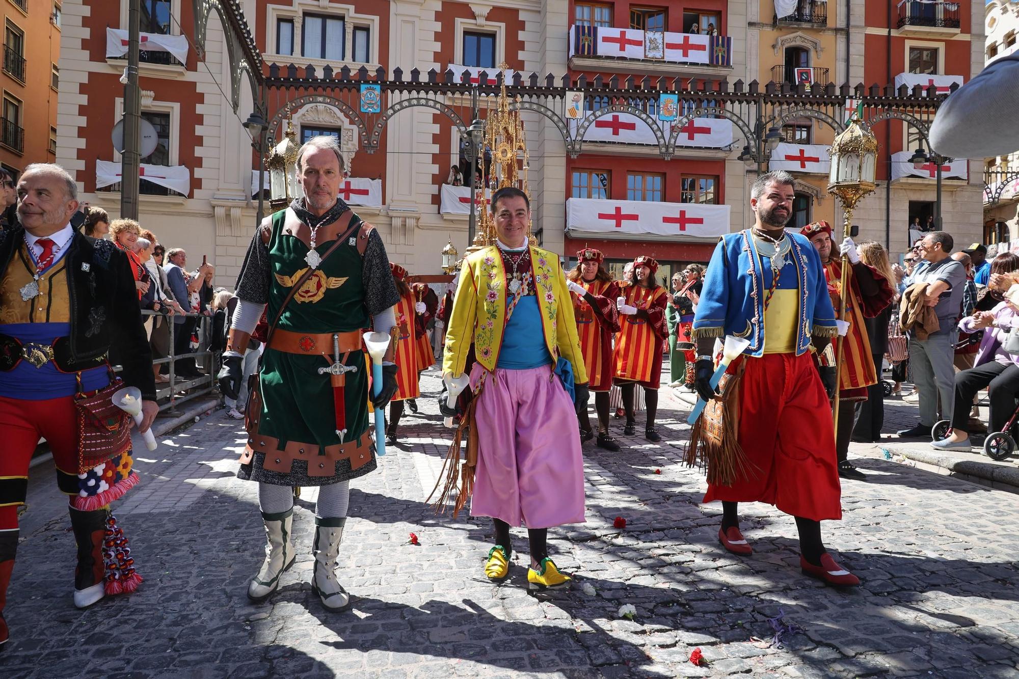 El Sant Jordiet entre claveles en la procesión de la Reliquia