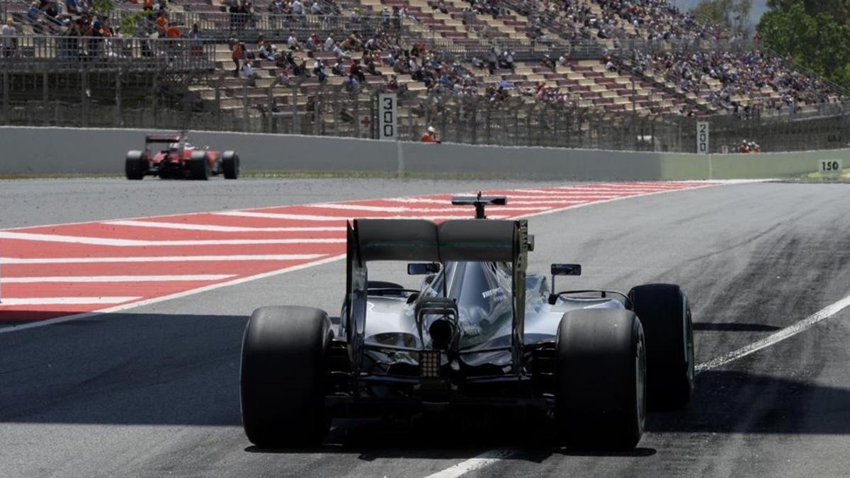 Lewis Hamilton sale del 'pit lane' durante la segunda sesión de entrenamientos libres del GP de España en Montmeló.