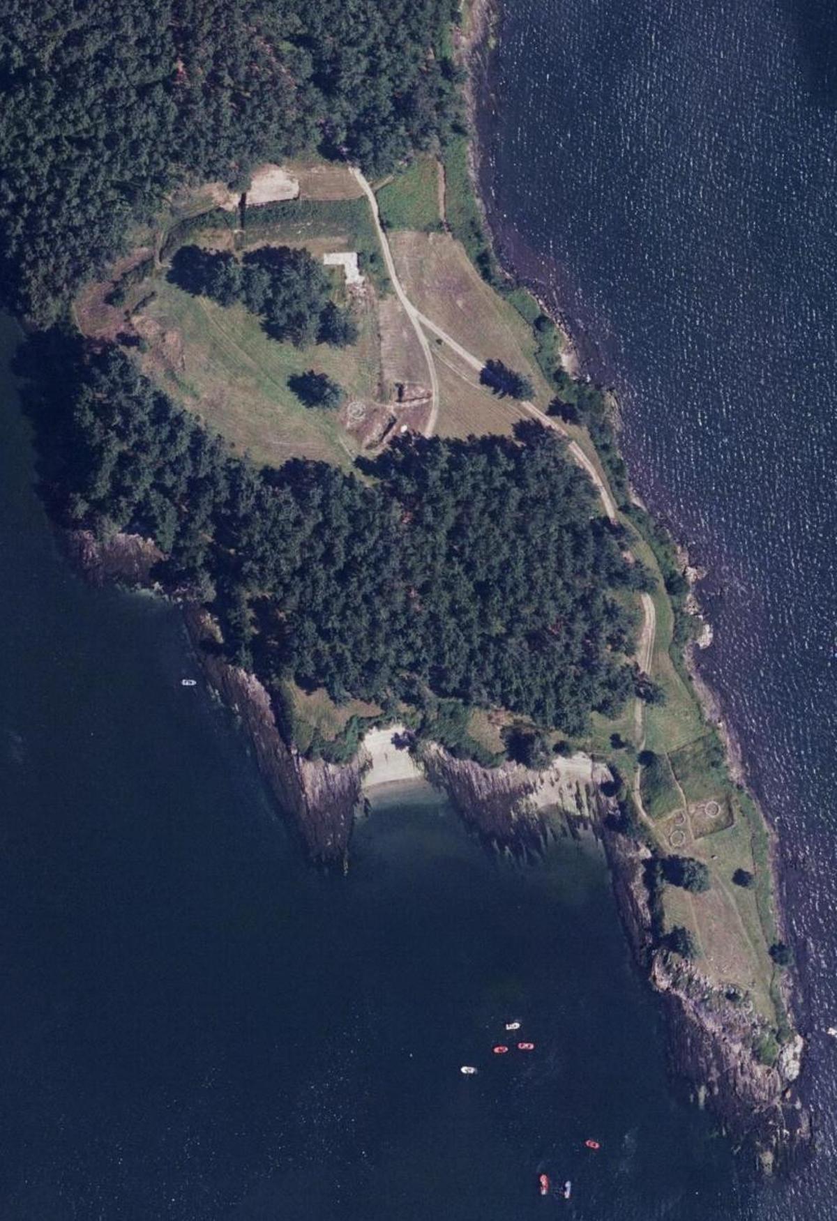 Vista aérea de los Castros de Punta Neixón, con el Castro Grande en el centro de la península y el Pequeno en su extremo inferior