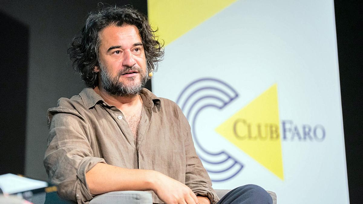 Manuel Jabois ante el público asistente a Club FARO