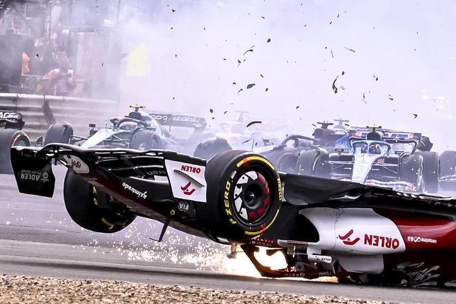 Así fue el terrible accidente de Guanyu Zhou en Silverstone, en imágenes