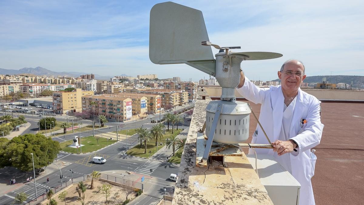 Javier Fernández, jefe del servicio de Alergología con un medidor de polen en el Hospital de Alicante.