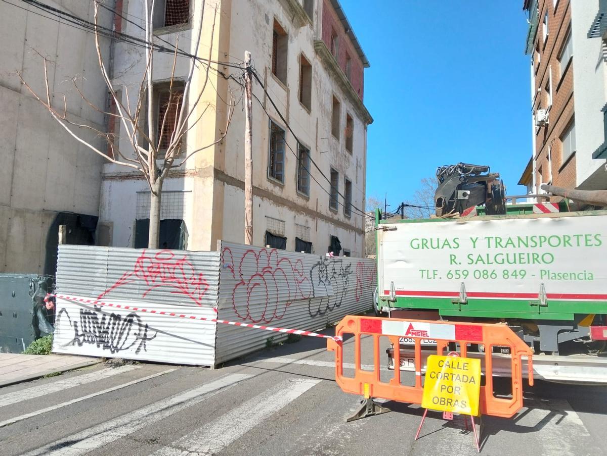 Corte de la calle San Fulgencio de Plasencia para iniciar los trabajos en el cableado.