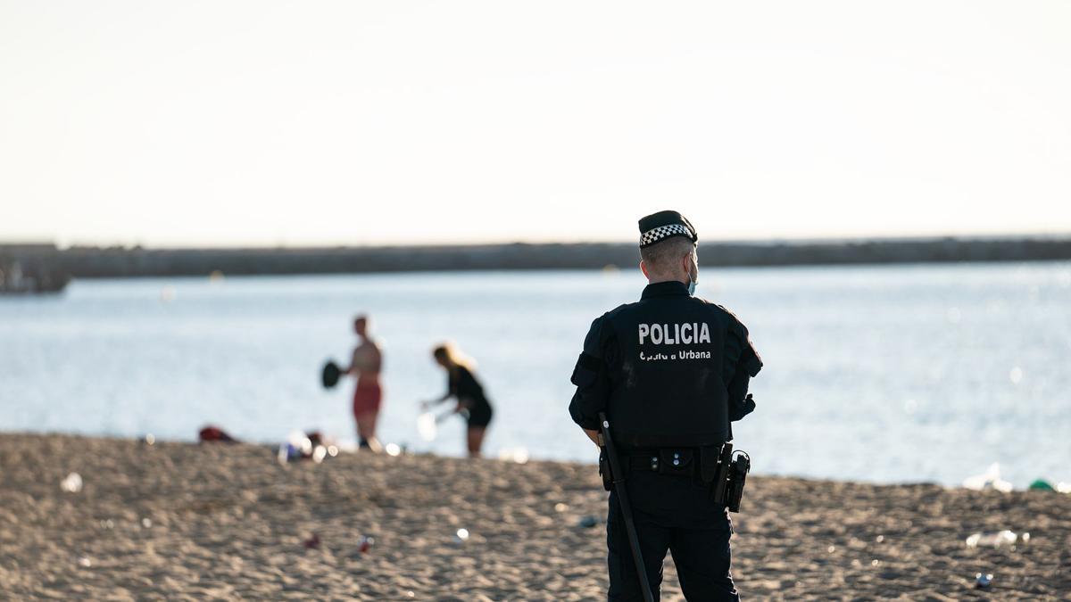 Agente de la Guàrdia Urbana en la playa