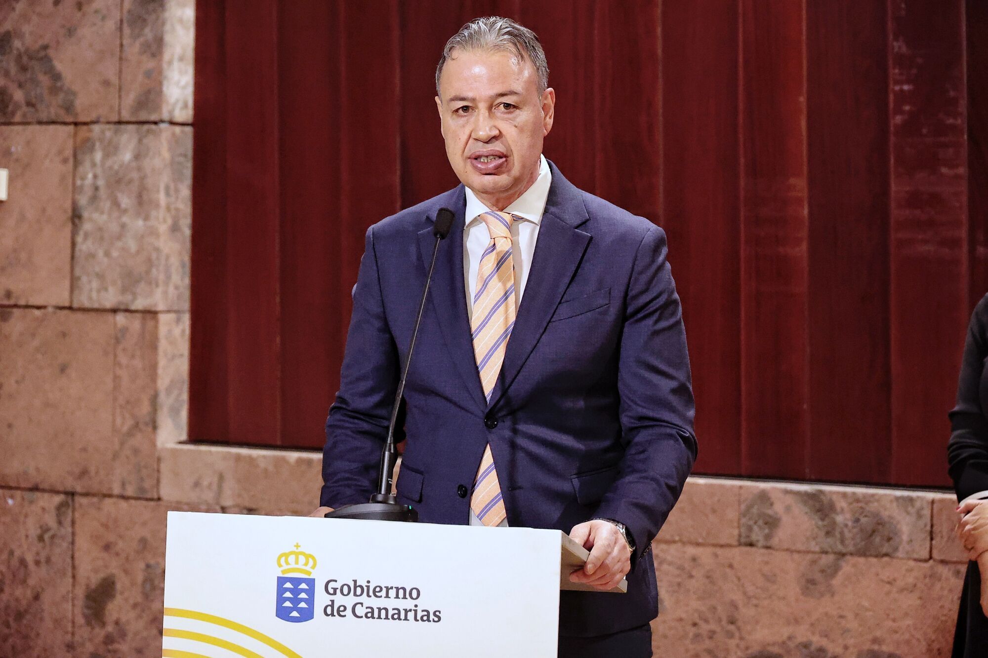 El presidente de Canarias, Fernando Clavijo, y su homóloga en el Cabildo de Tenerife, Rosa Dávila, firman un convenio de cooperación en materia de vivienda.

