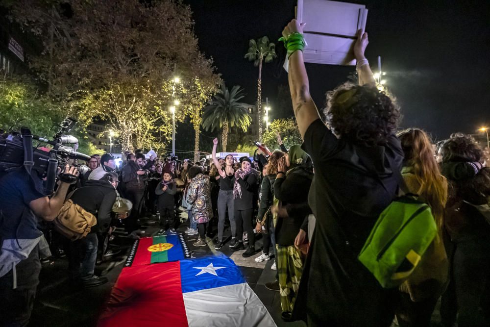 Cientos de mujeres se suman al movimiento feminista 'El violador eres tú' en Palma