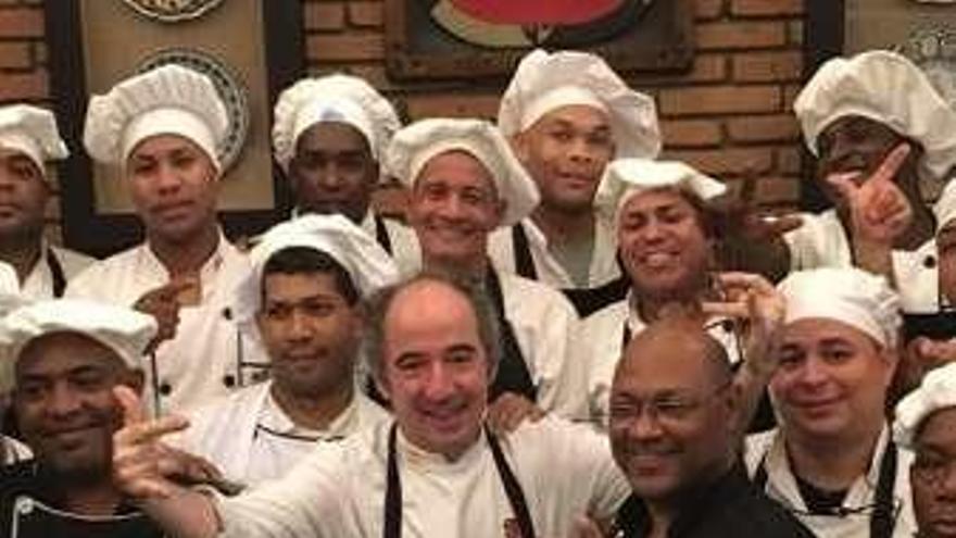 José Antonio Campo Viejo, en el centro, con sus colaboradores dominicanos.