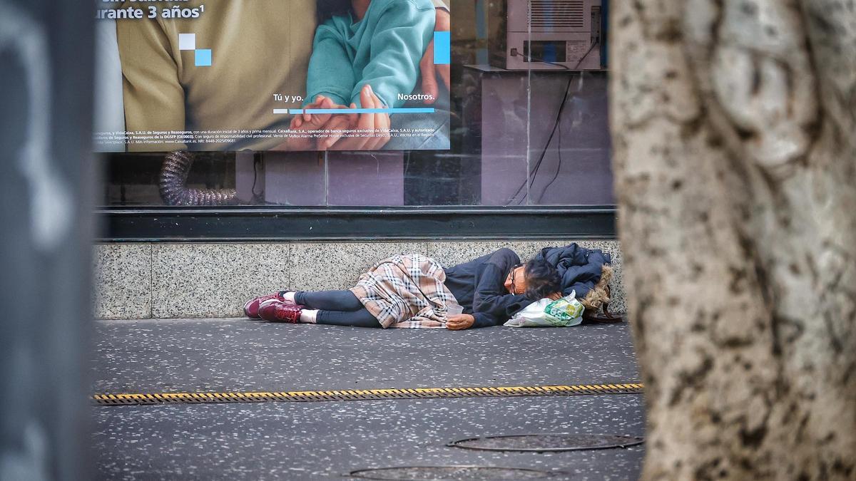 Una persona sin hogar duerme en las calles de Santa Cruz.