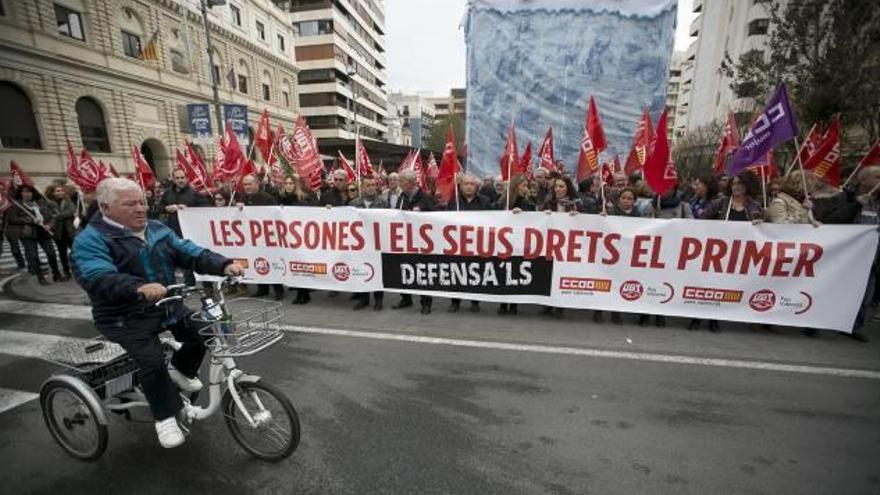 Imagen de la concentración sindical, ayer, en la plaza de la Montañeta en Alicante.