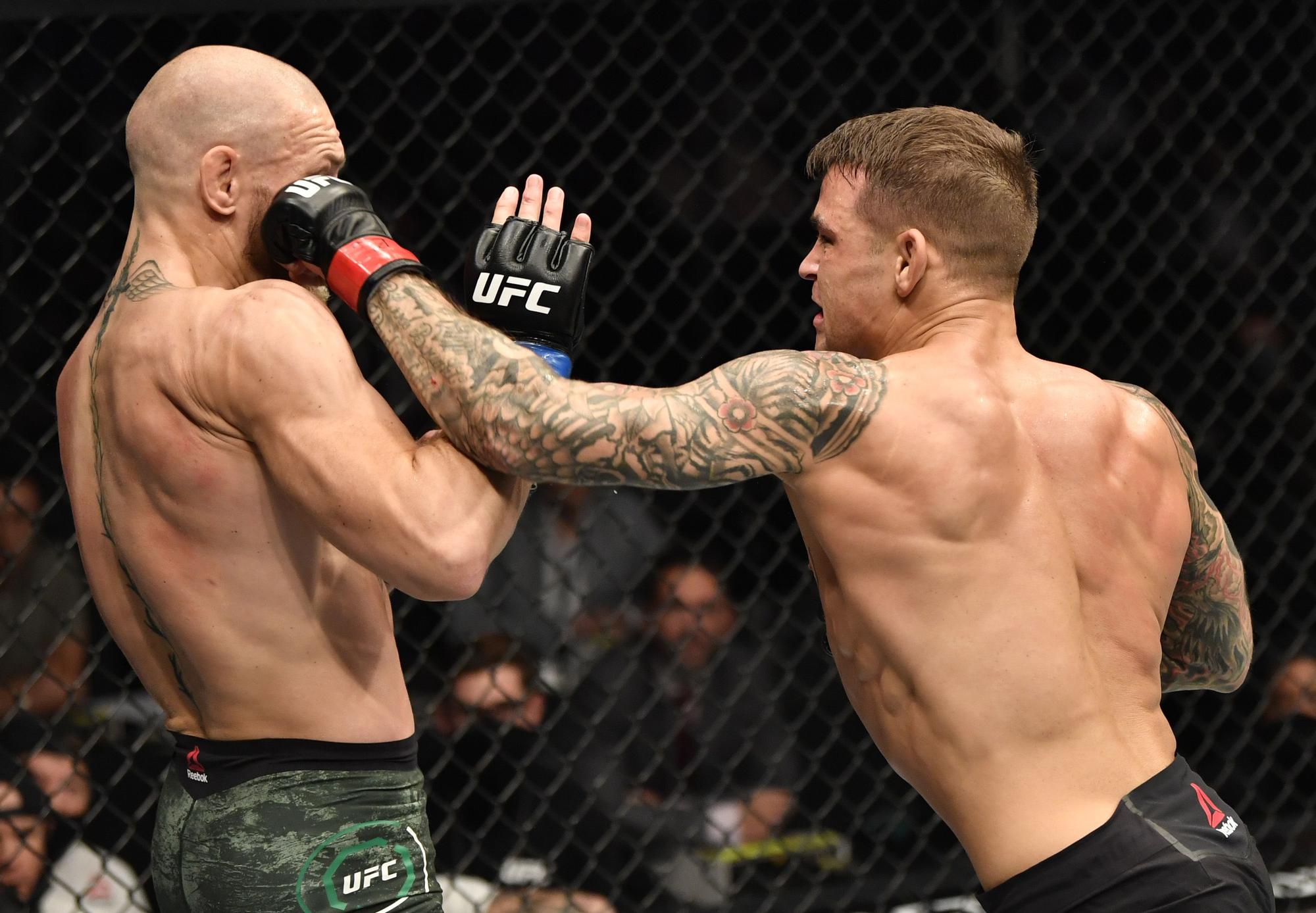 Dustin Poirier golpea Conor McGregor durante el UFC 257