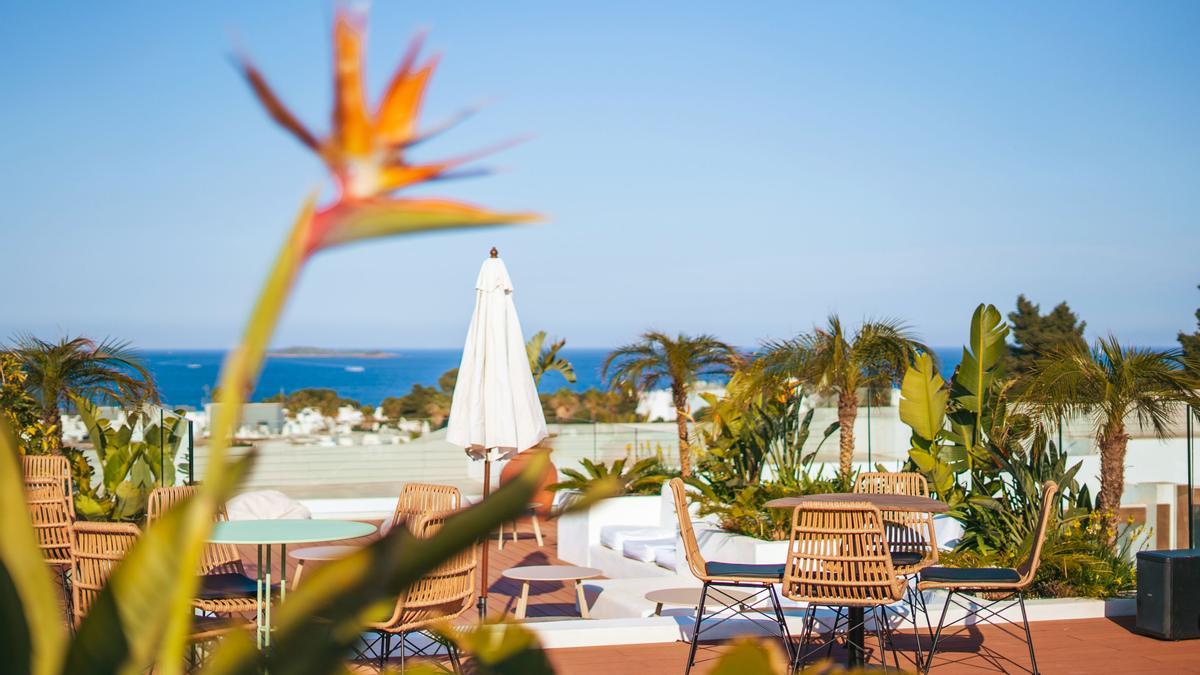 La terraza del restaurante Humo, el nuevo proyecto de Omar Malpartida en Ibiza.