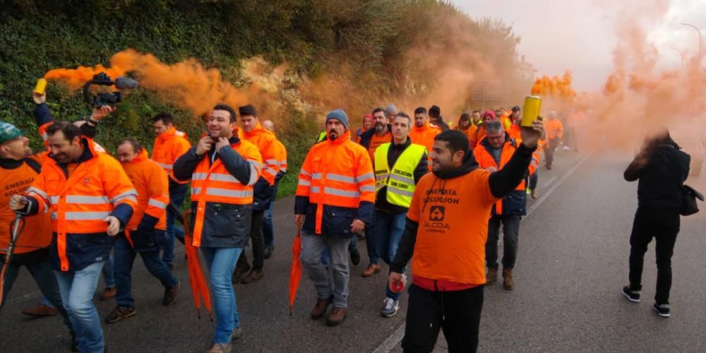 Los trabajadores de Alcoa de Asturias y Galicia se concentran en Vegadeo