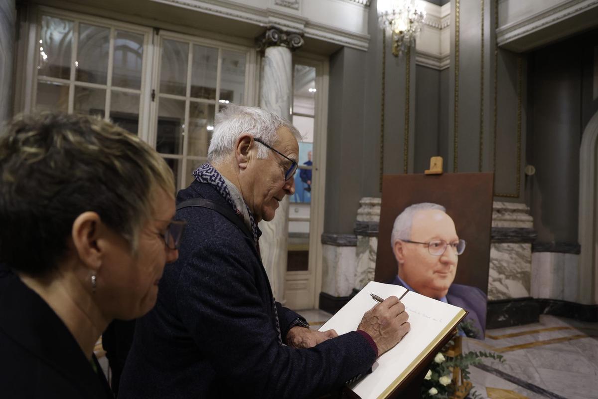 Joan Ribó firma en el libro de condolencias