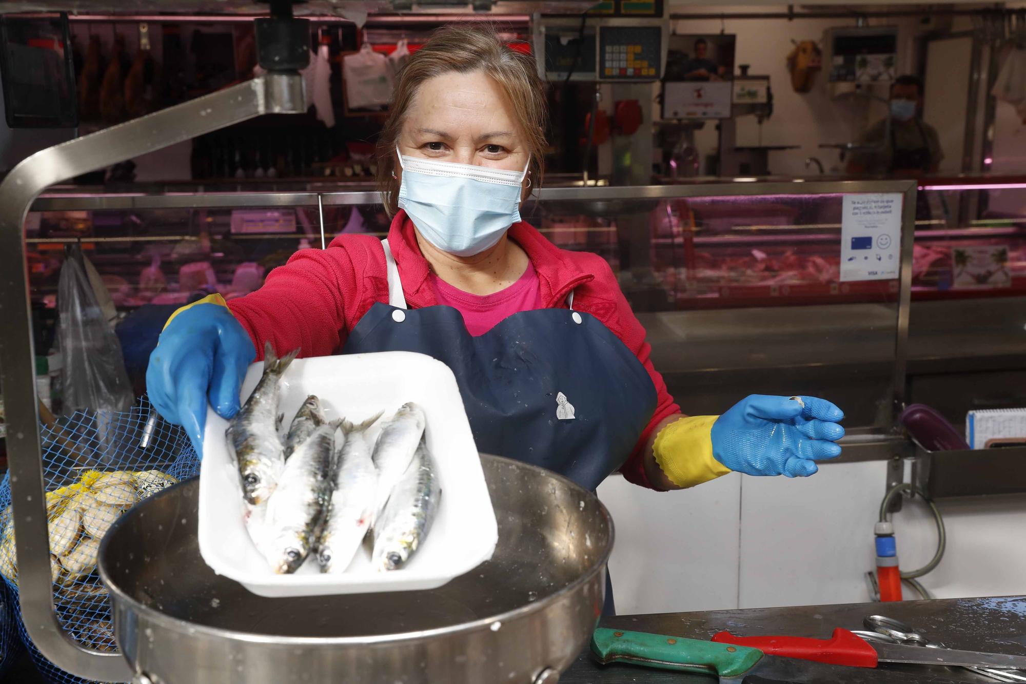 Noche de San Juan, día de sardinas en el mercado de Teis