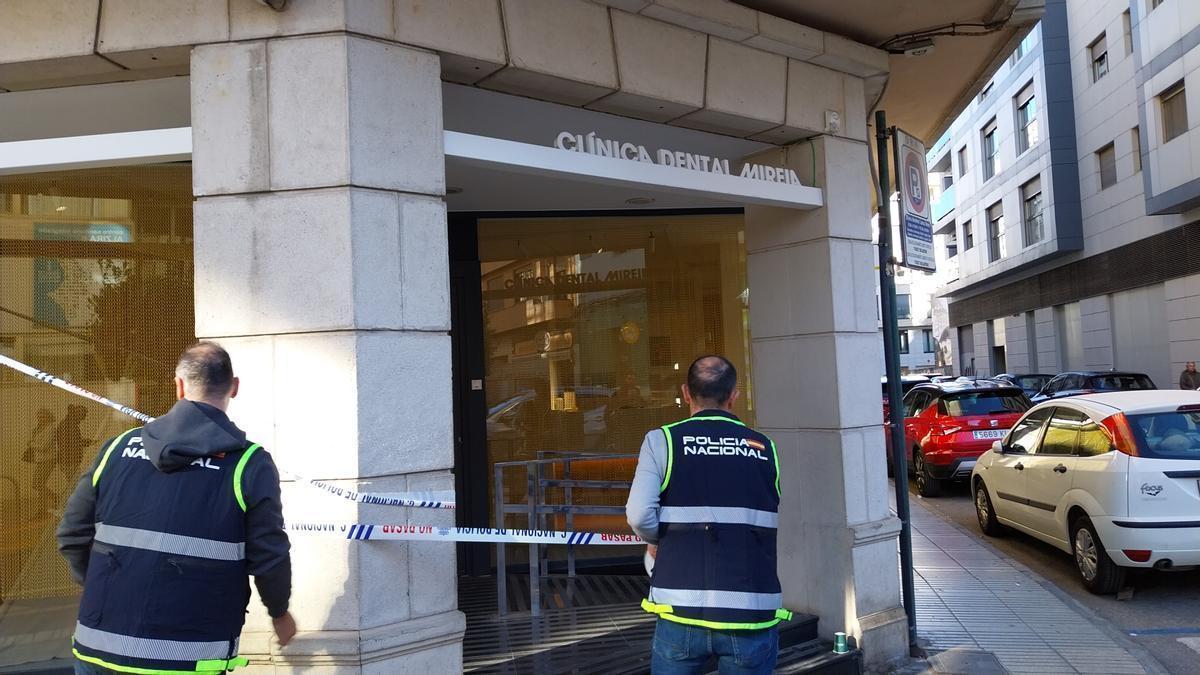 Agentes de la Policía Nacional acordonan la clínica durante el registro.