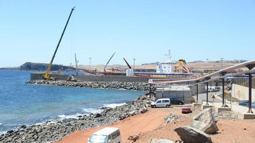 Las grúas trabajando en el puerto de la zona industrial de Salinetas, la pasada semana.