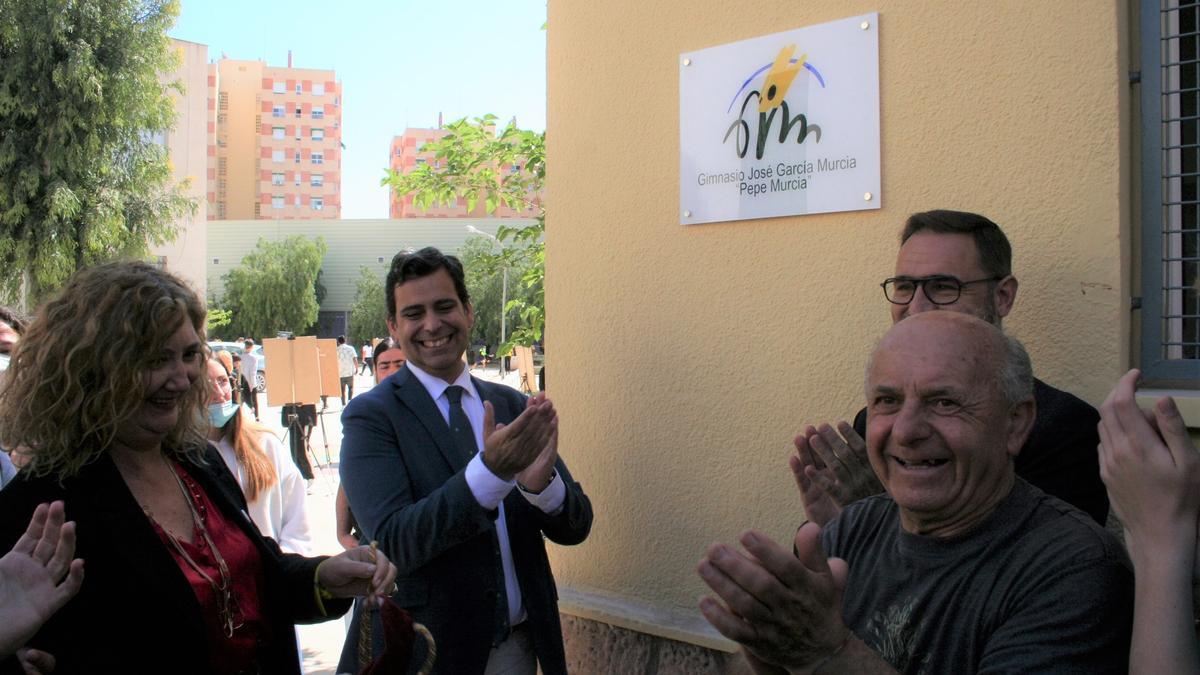 Ana Barranco, José Ramón Díez de Revenga, José García y Diego José Mateos, tras descubrirse la placa con el nombre del gimnasio del IES Ibáñez Martín.